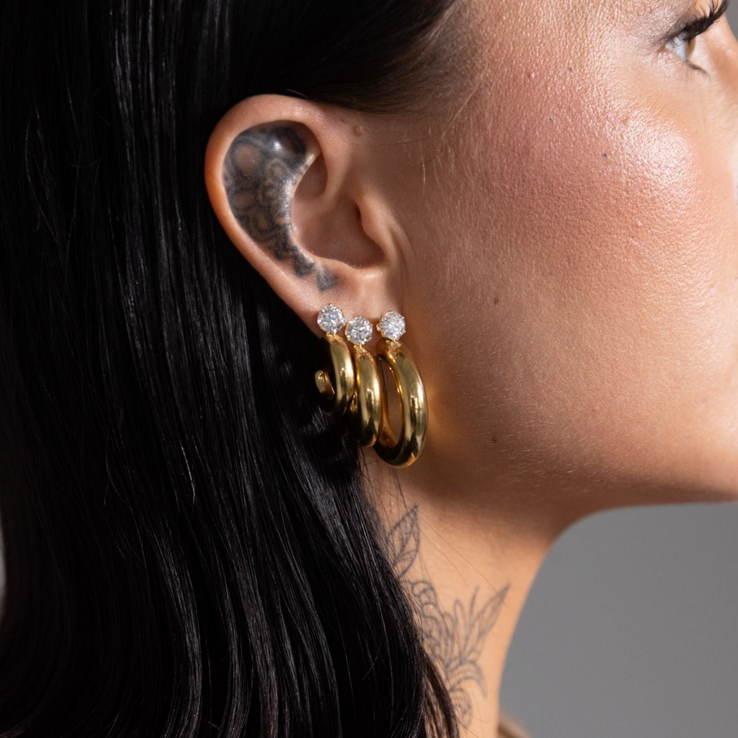 Baía Jewellery x Sarah Tiedt - Halo Small øreringe - Rustfrit stål PVD guldbelægning